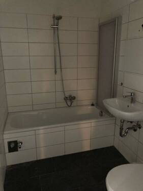 Badezimmer mit Badewanne - 