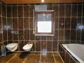 Bad mit Wanne und Dusche - 