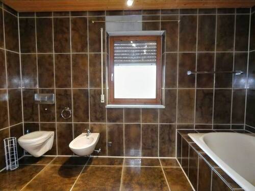 Bad mit Wanne und Dusche - 