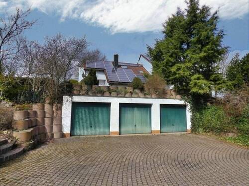 Drei Garagen - 9 Zimmer Einfamilienhaus in Auerbach