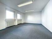 Helles Büro mit Teppichboden - 