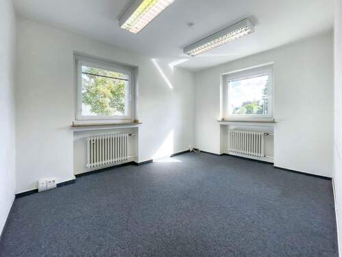 Helles Büro mit Teppichboden - 