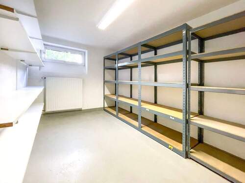 Heller Kellerraum mit Regalen - 