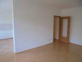 Wohnzimmer mit offener Küche - 