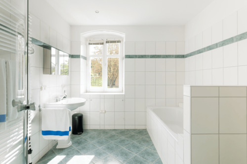 Bad mit Wanne und Dusche - 