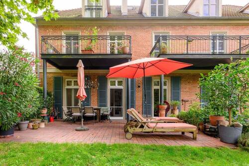 Blick über die Terrasse zur Wohnung - 