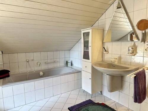 Badezimmer im Dachgeschoss - 