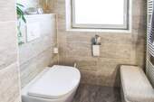Modernes Bad mit Dusche und WC(1) - 