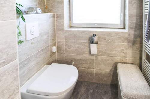 Modernes Bad mit Dusche und WC(1) - 