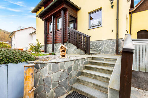 Treppe - Hauseingang - 8 Zimmer Einfamilienhaus zum Kaufen in Regenstauf