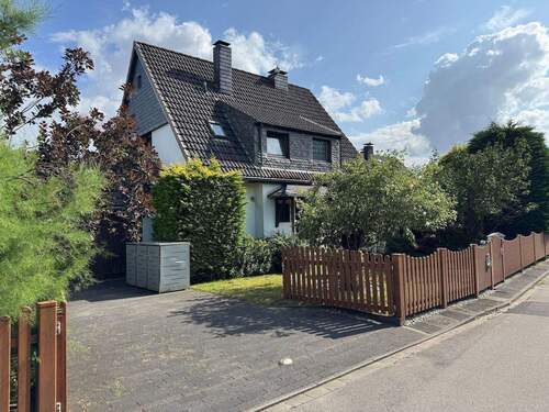 Vorderansicht - Reduziert! Wunderschönes, freistehendes Einfamilienhaus in Top-Lage von Mönchengladbach – Ihr neues Zuhause wartet!