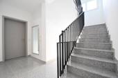 Treppenhaus mit Aufzug - 