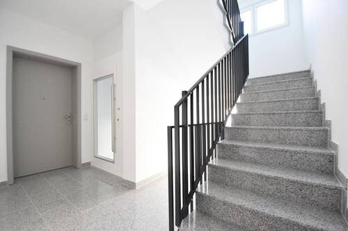 Treppenhaus mit Aufzug - 