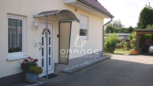 Hauseingang und Treppenhaus - 9 Zimmer Mehrfamilienhaus, Wohnhaus in Parchim