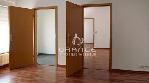 aus der Küche : links - Eingang 