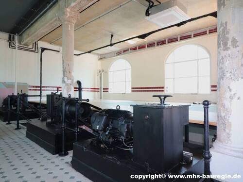 Bild 8 Gastraum mit Antriebsmotoren - 