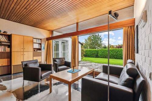 Wohnzimmer mit Terrassen- und Gartenzugang - 