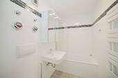 freundliches Badezimmer - 2 Zimmer Etagenwohnung in Kirchheim bei München