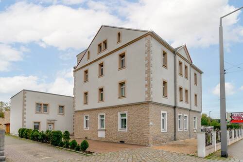Seitenansicht - Qualitätsinvestement: Hochwertig saniertes MFH mit 2- bis 3-Zi.-Whg., Balkonen und Stellplätzen.