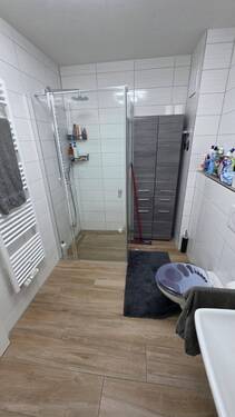 Bad mit Dusche - 