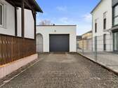 Hofeinfahrt und Garage - 