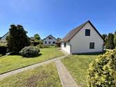 Garten mit Nebengebäude - 