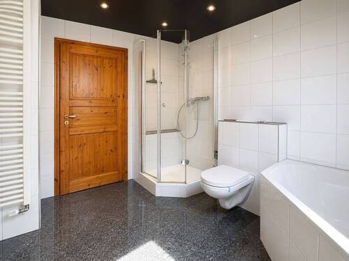 Badezimmer im Hinterhaus - Mehrfamilienhaus, Wohnhaus mit 244,00 m&sup2; in Karlsruhe zum Kaufen