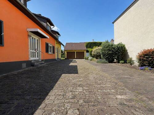 Innenhof und Doppelgarage - 