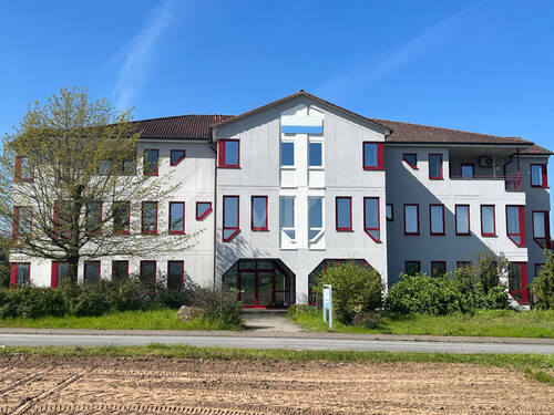 Vorderansicht Gebäude - Top gepflegte Gewerbeimmobilie für BüroLager und Produktion in Wertheim Mondfeld!