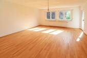 Wohnzimmer - Kernsanierte 4-Zimmer-Wohnung mit zwei Balkonen & Stauraum