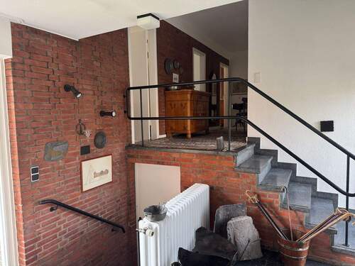 Vom Eingang in Schlafbereich und Keller - 