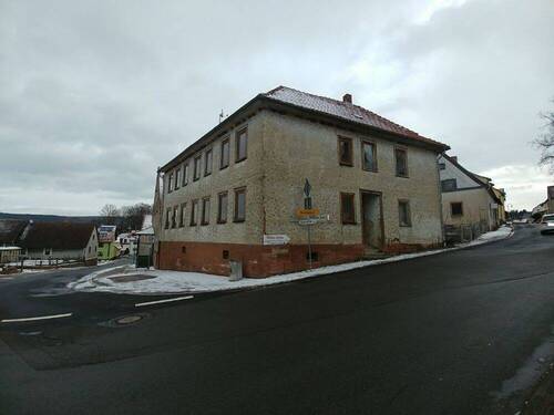 Mehrfamilienhaus_Vorderansicht von links - 1 Zimmer Einfamilienhaus zum Kaufen in Dermbach - Urnshausen