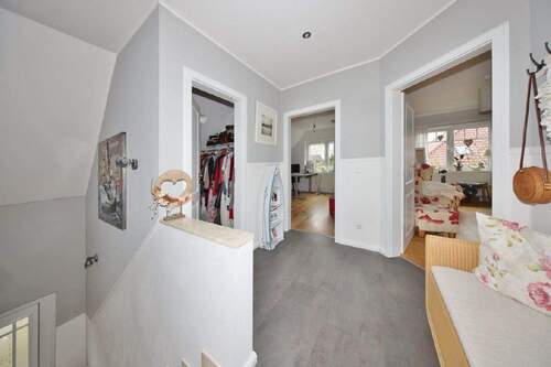 Oberer Flur mit Blick zum Ankleidezimmer, Arbeitsz - 