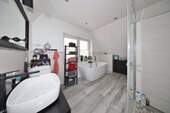 Vollbad mit moderner Badewanne ... - 