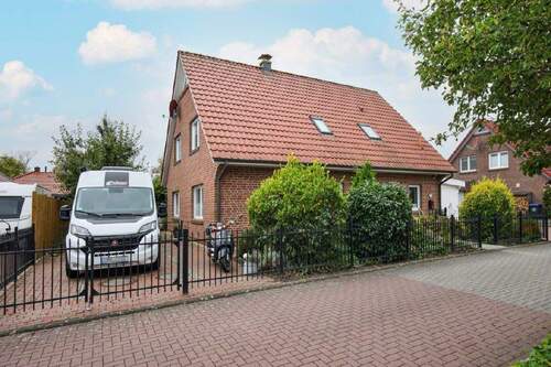Für Ihre PKW gibt es Garage, Carport und 2 Stellpl - 