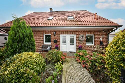 Eingangsbereich mit schönem Vorgarten - 