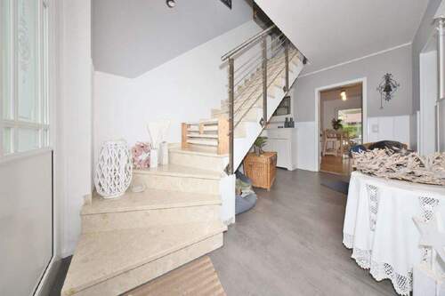 Entré mit Treppenaufgang - 