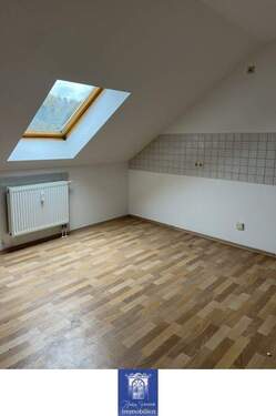 Küche - Himmlisch Wohnen unterm Dach mit großer Küche und Tageslichtbad!