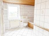 Tageslichtbad mit Eckbadeanne, Dusche, WC, Waschtisch und Waschmaschinenanschluss - untere Wohnebene - 