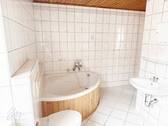 Tageslichtbad mit Eckbadeanne, Dusche, WC, Waschtisch und Waschmaschinenanschluss - untere Wohnebene - 