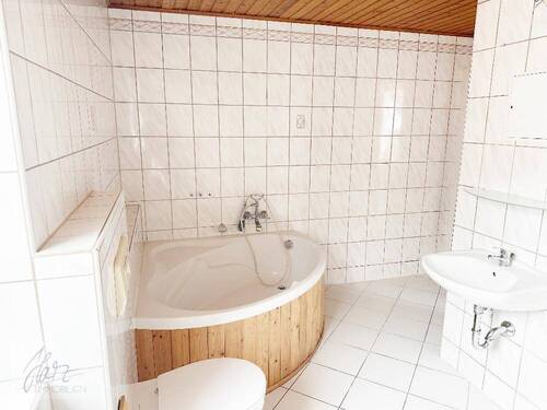Tageslichtbad mit Eckbadeanne, Dusche, WC, Waschtisch und Waschmaschinenanschluss - untere Wohnebene - 