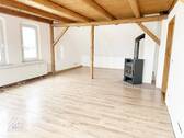 Wohnzimmer mit Kaminofen & Holzbalkendecke - untere Wohnebene - ***VIEL PLATZ & BESONDERER WOHNCHARAKTER - 6-ZIMMER-MAISONETTE MIT KAMIN*** ab demnächst zu vermieten