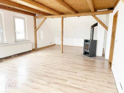 Wohnzimmer mit Kaminofen & Holzbalkendecke - untere Wohnebene - ***VIEL PLATZ & BESONDERER WOHNCHARAKTER - 6-ZIMMER-MAISONETTE MIT KAMIN*** ab demnächst zu vermieten