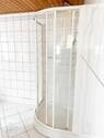 Tageslichtbad mit Eckbadeanne, Dusche, WC, Waschtisch und Waschmaschinenanschluss - untere Wohnebene - 