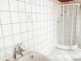 Tageslichtbad mit Eckbadeanne, Dusche, WC, Waschtisch und Waschmaschinenanschluss - untere Wohnebene - 