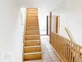 Flurbereich mit Blick auf Treppe zum oberen Wohnbereich - 