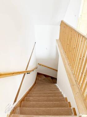 Flurbereich mit Blick zur Treppe Richtung Wohnungseingangstür nach unten - 