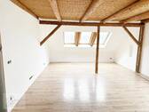 Wohnzimmer mit Kaminofen & Holzbalkendecke - untere Wohnebene - 6 Zimmer Etagenwohnung in Riesa
