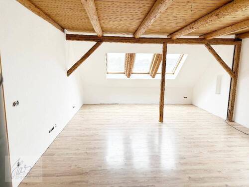 Wohnzimmer mit Kaminofen & Holzbalkendecke - untere Wohnebene - 6 Zimmer Etagenwohnung in Riesa