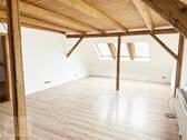 Wohnzimmer mit Kaminofen & Holzbalkendecke - untere Wohnebene - Etagenwohnung mit 127,00 m&sup2; in Riesa zur Miete